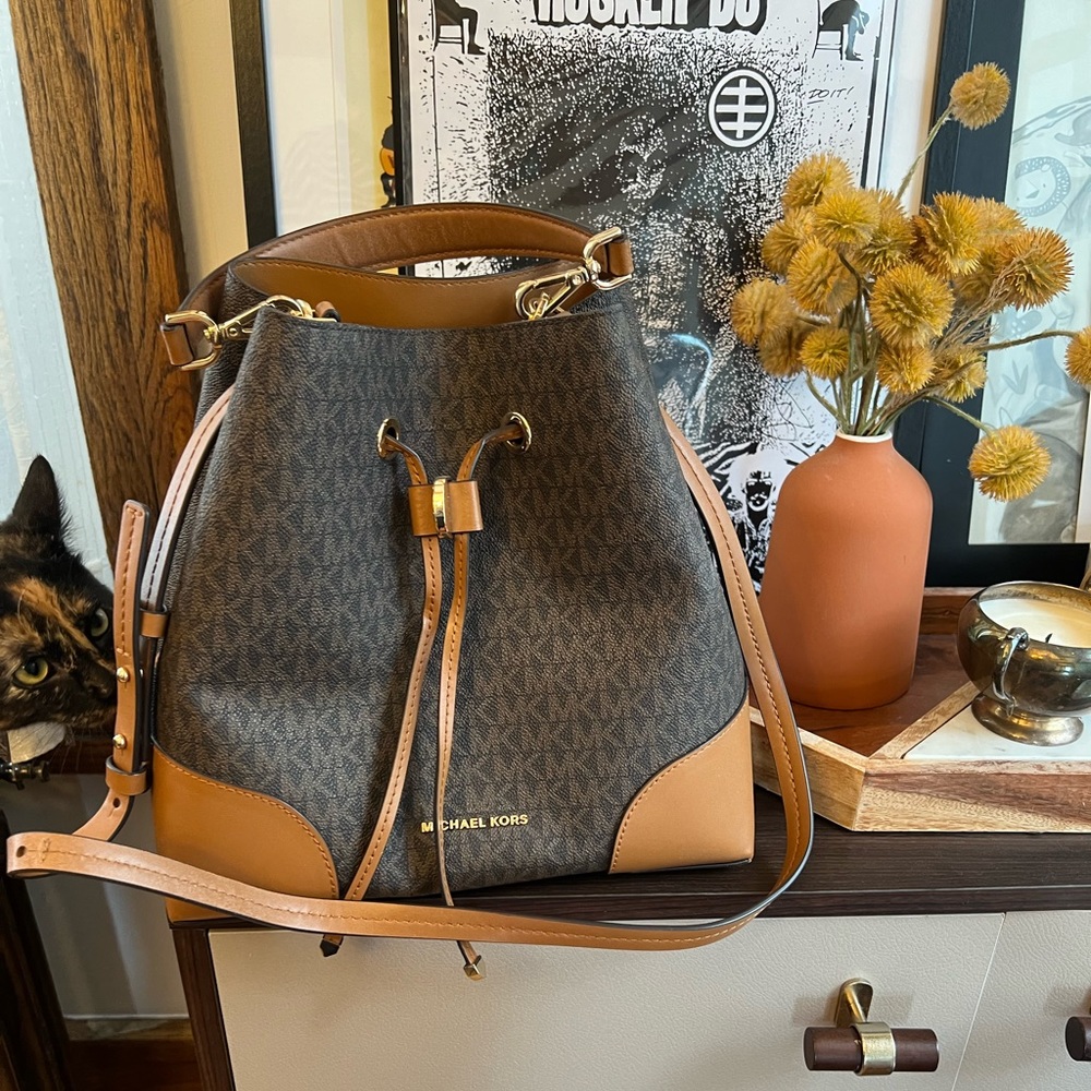 MICHEAL KORS Mercer Small Logo Bucket Bag